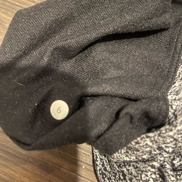 Lululemon Black & White patterned Joggers Size 6! - Picture 5 of 5